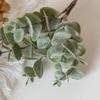 Goldene Eukalyptusblätter Plastikblumen Kunstpflanzen Festivaldekorationen Heimzimmer Außen Garten Hochzeit Künstliche Pflanzen Tisch
