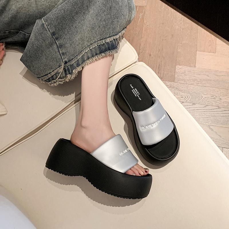 

Популярные ретро черные однословные шлепанцы на толстой подошве женские летние 2025 новые увеличивающие рост нескользящие шлепки 40 серебряный