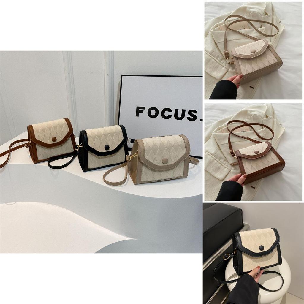 Trendige kleine Umhängetasche mit Karostich-Details, perfekt für Alltagsoutfits