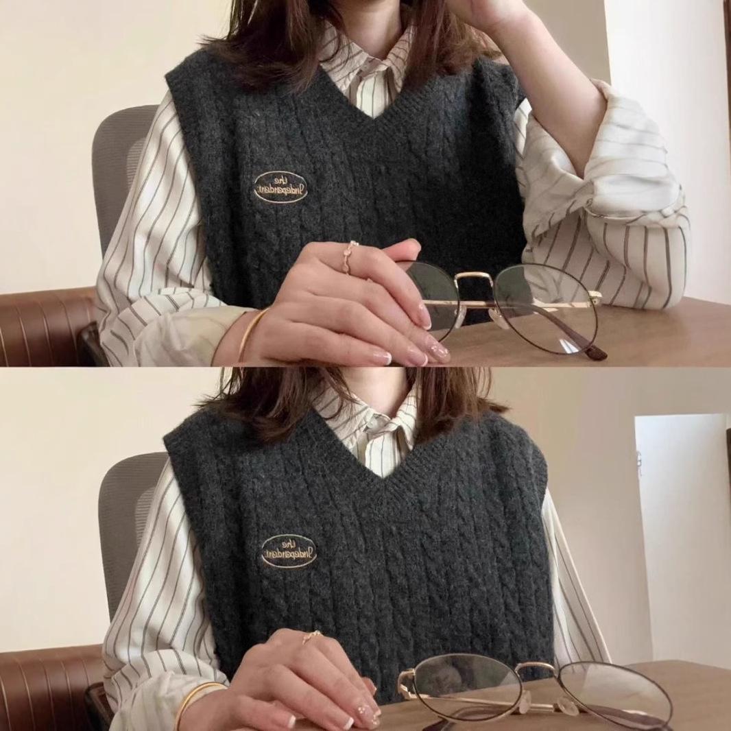 

Women s Retro V-Neck Knitted Vest: Early Spring 2025 Sleeveless Sweater Top S