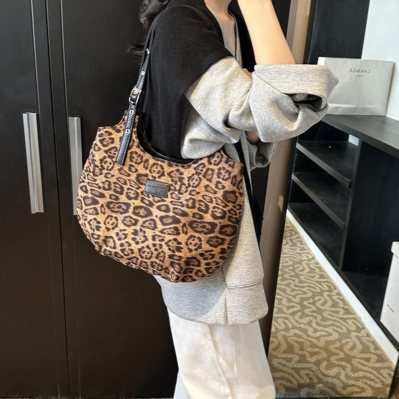 Today's Popular Retro Leopard Print Big Bag Women's New Autumn Fashion Versatile Commuter Shoulder Tote Bag