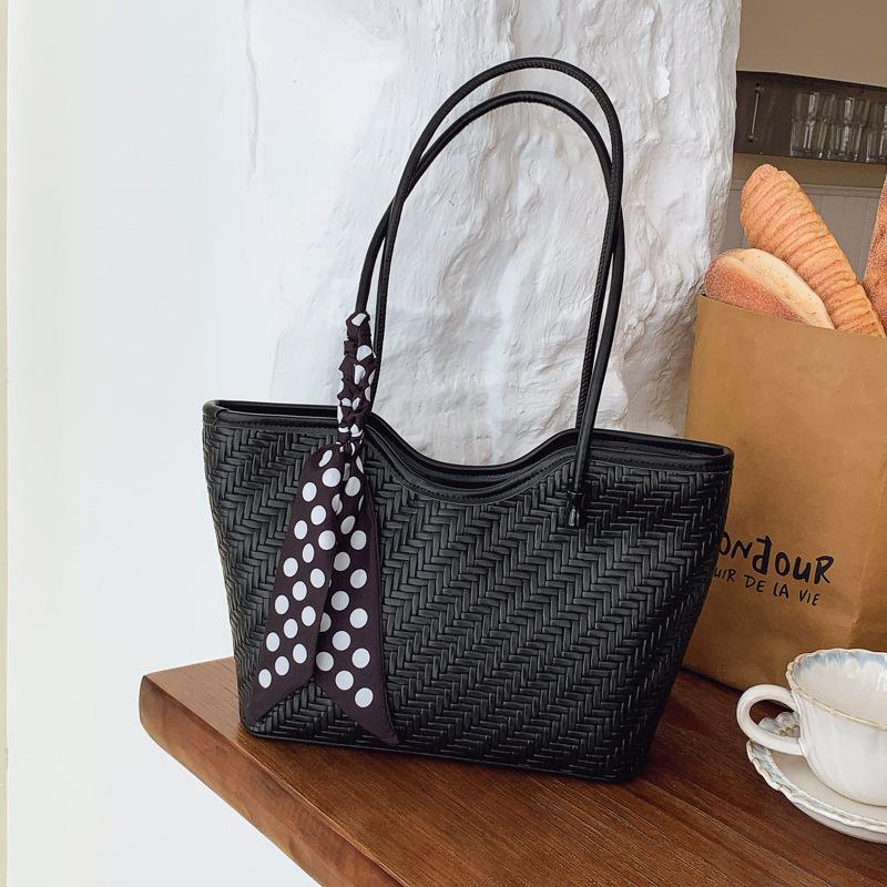 

Korean version of casual large-capacity bag women s autumn 2025 new fashion shoulder bag fashionable class commuter tote bag чёрный