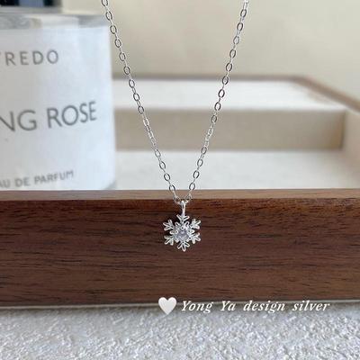 Stylish Minimalist Snowflake Necklace: Elegant Winter Clavicle Chain Jewelry