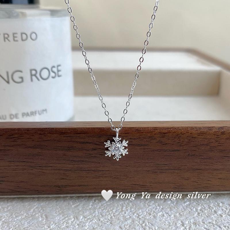Стильное минималистичное ожерелье-снежинка: Элегантное зимнее украшение на ключицы