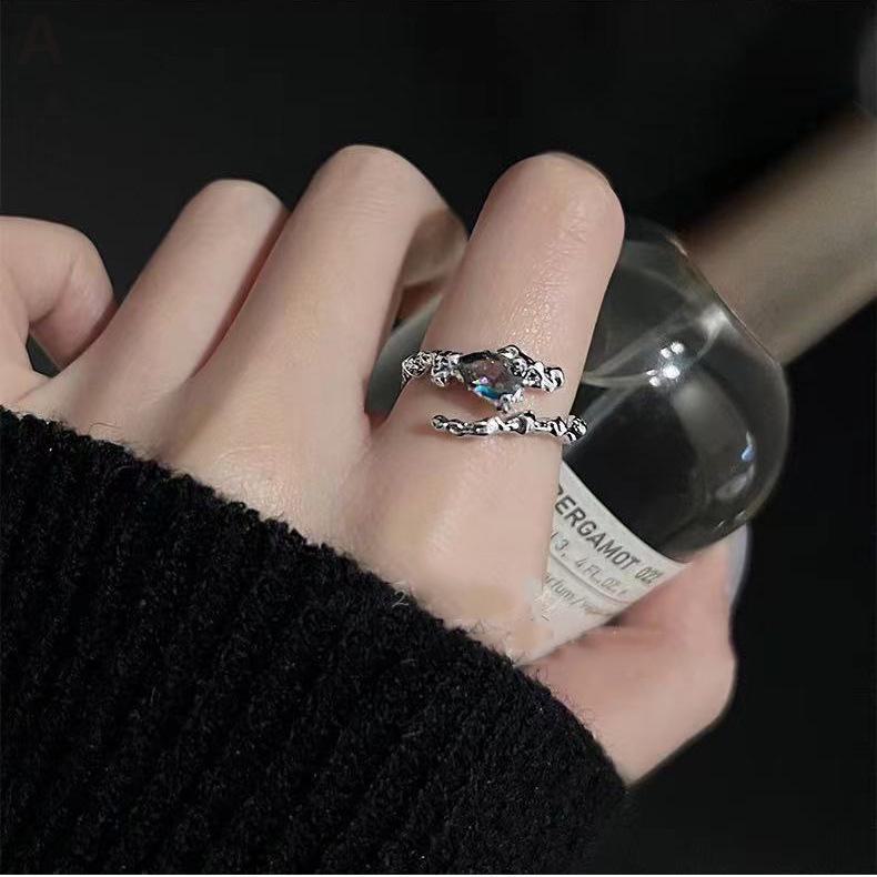 Personalisierter Damenring aus rosafarbener Metalllegierung – High-End, leichter Luxus, strukturiert, unregelmäßige Öffnung, trendiger Schmuck.