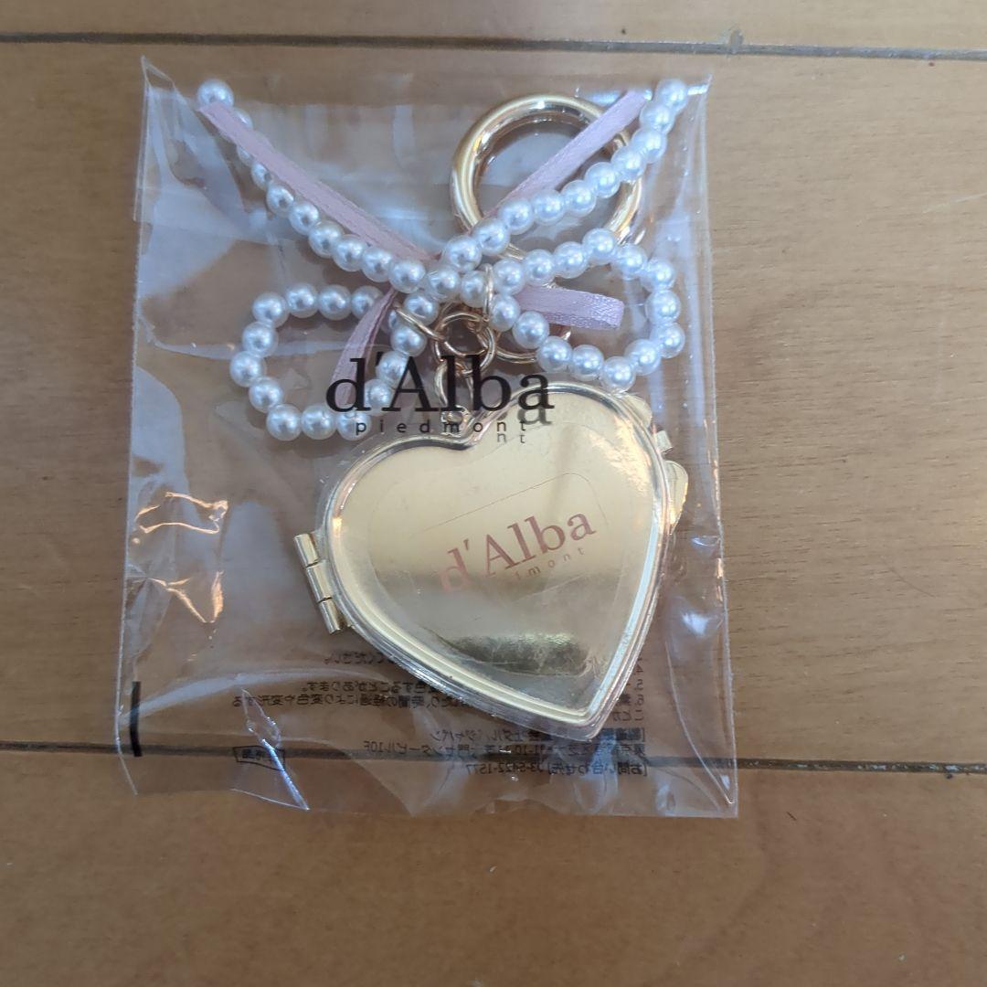 d Alba heart-shaped keychain gold novelty