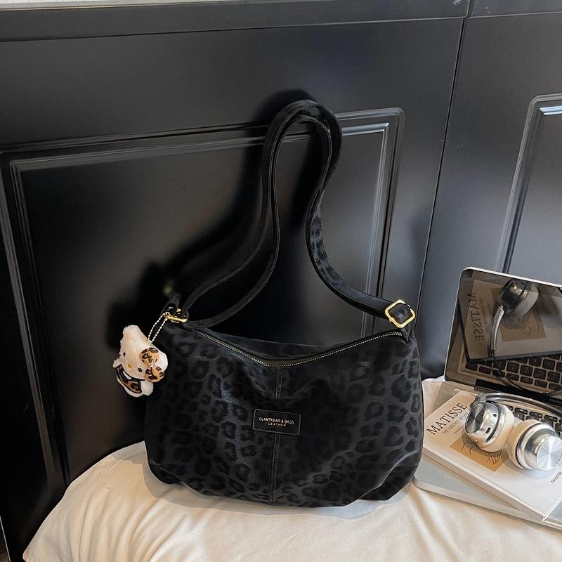 Large-capacity bag women's autumn new fashion niche shoulder messenger bag simple and fashionable dumpling bag