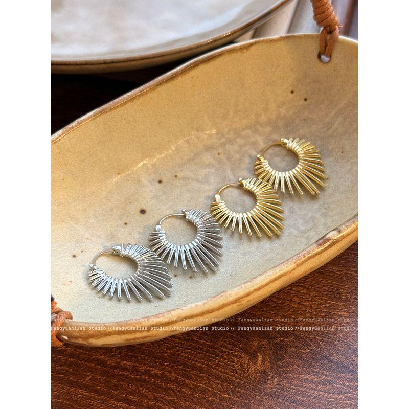 European and American Style Retro Metal Sunflower Earrings for Women 2026 New Niche Minimalist Style Hoop Earrings Exaggerated Ear Accessories