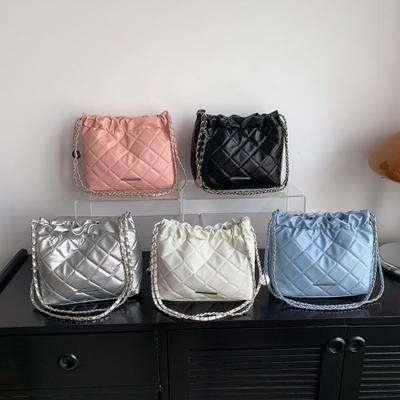 Dieses Jahr, die beliebte kleine Tasche Damen 2025 neue Sommer Nische Design Diamantkette Umhängetasche Textur Bucket Bag