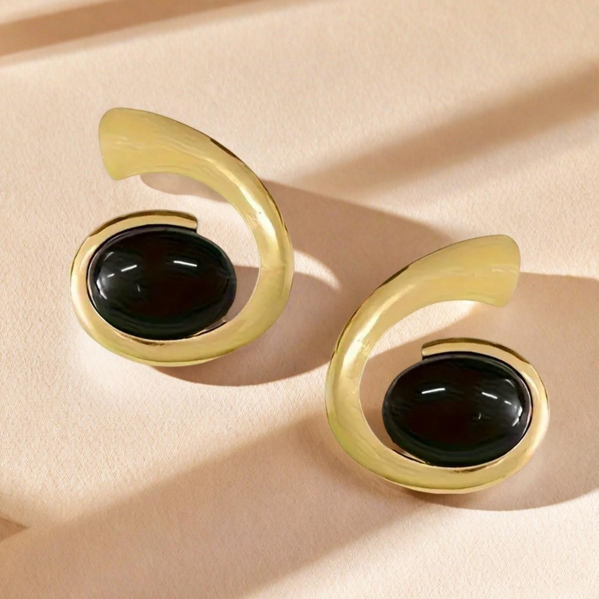 

Модные серьги в виде преувеличенной спирали чёрный