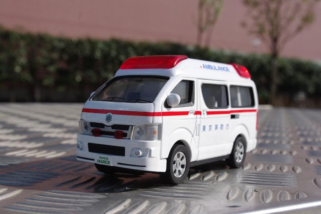Diapet DK-3106 1/36 Scale Ambulance
