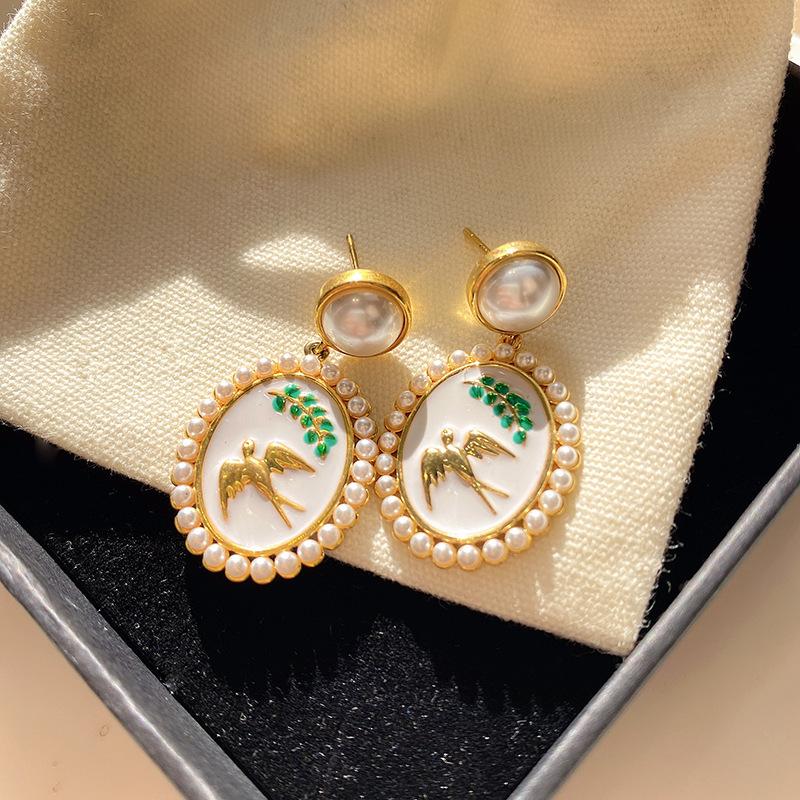 

French retro natural freshwater pearl earrings flower earrings high-end temperament celebrity style sweet Chinese earrings