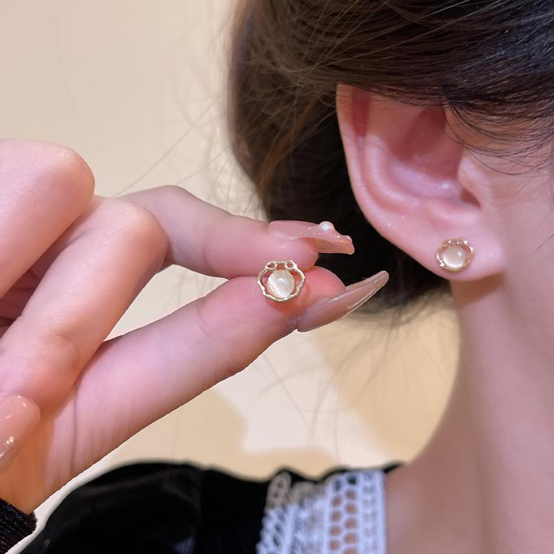 BLINGBAY New Women's Earrings Retro Women's Light Luxury High-End Niche Earrings Sweet Temperament Ear Accessories Modern Jewelry Gifts