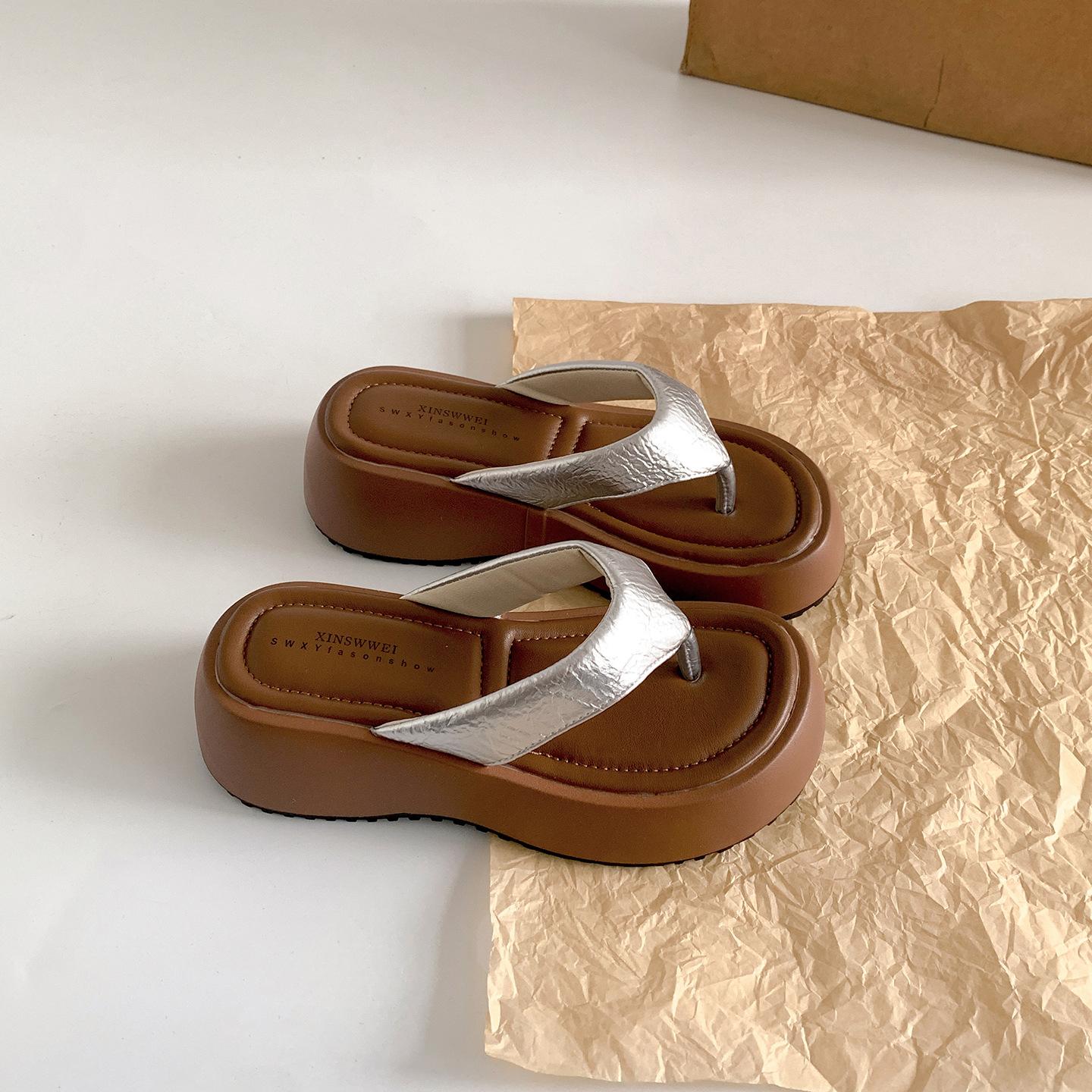 

Internet celebrities lightweight explosion black flip-flops thick-soled slippers women 2025 new summer wear with skirt French cool slippers 40 серебряный