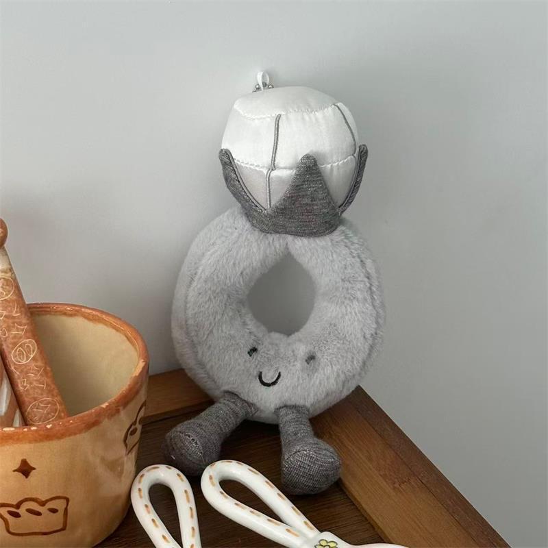 Urocza Pluszowa Lalka Pierścionek z Diamentem Zabawka Brelok Wisiorek Ozdoby do Zawieszenia na Torbie Zawieszka do Plecaka Dziewczęcy Breloczek Prezent na Walentynki Boże Narodzenie