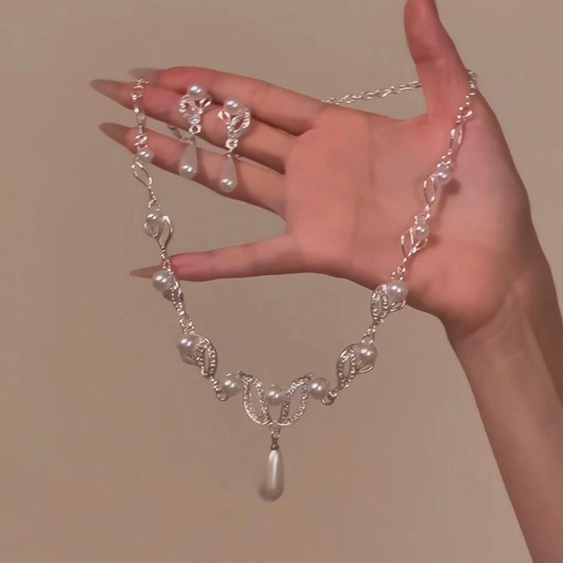 Exquisite Rhinestone Leaf Pearl Jewelry Set: Elegant Court-Style Necklace & Earrings