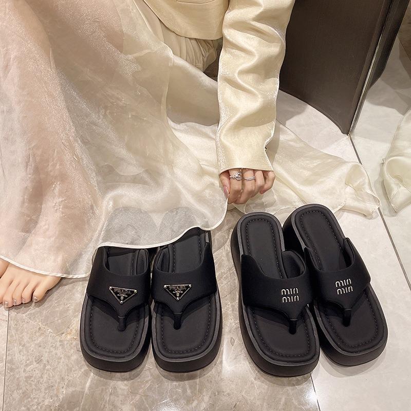 Thick-soled Foot-pinched Flip-flops for Women's New Summer Fashion, High-end Sense, Non-slip and Heightening Beach Sandals