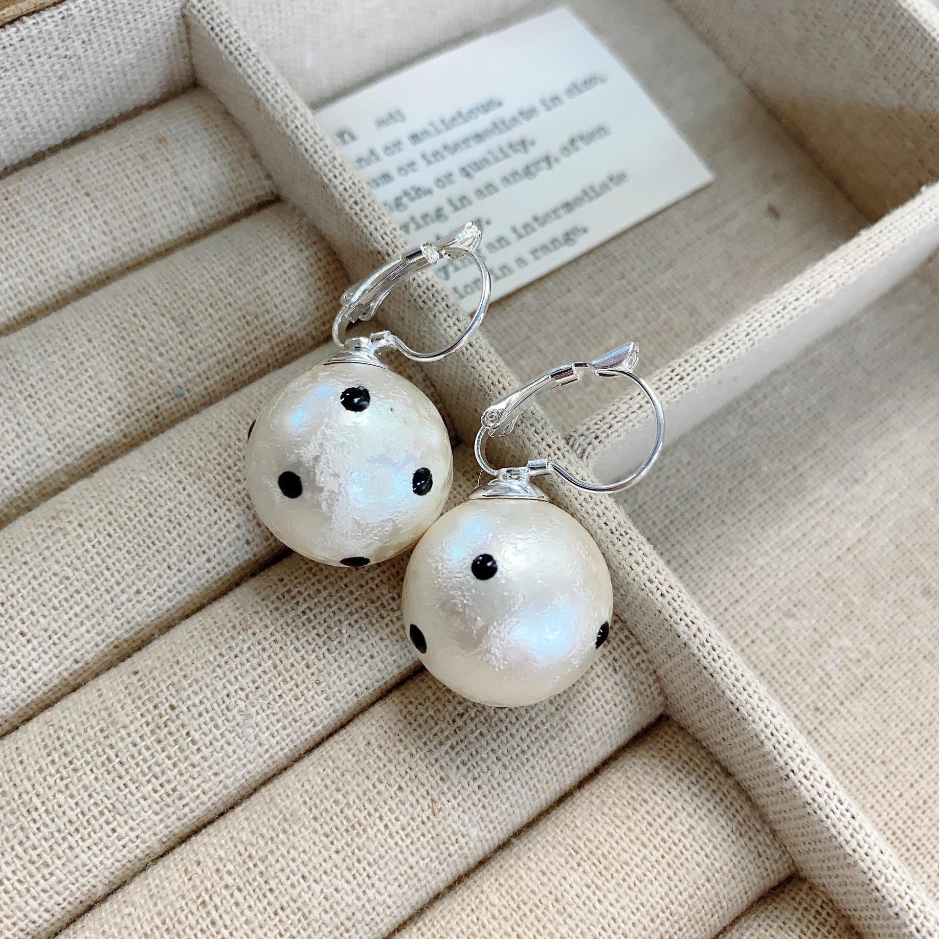 

Niche temperament cotton pearl earrings femininity unique fashion versatile niche personality French cold wind ear buckle