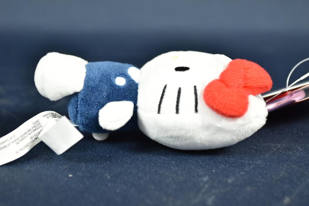 Sanrio Original Hello Kitty Mini Mascot with Heart-Shaped Key Ring H:10cm