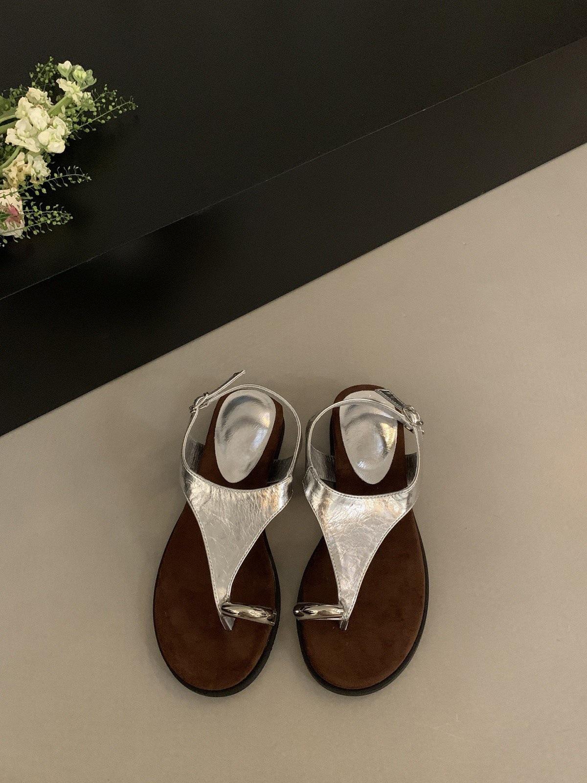 

French niche design temperament platform sandals women s 2025 summer new wedge heel metal buckle cover toe Roman shoes 40 серебряный