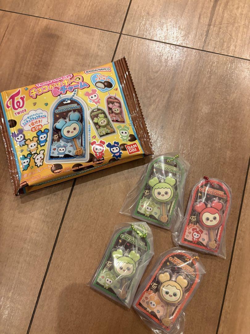 

[USED] TWICE Chocolate Covered Cookies & Charm (Charm only)