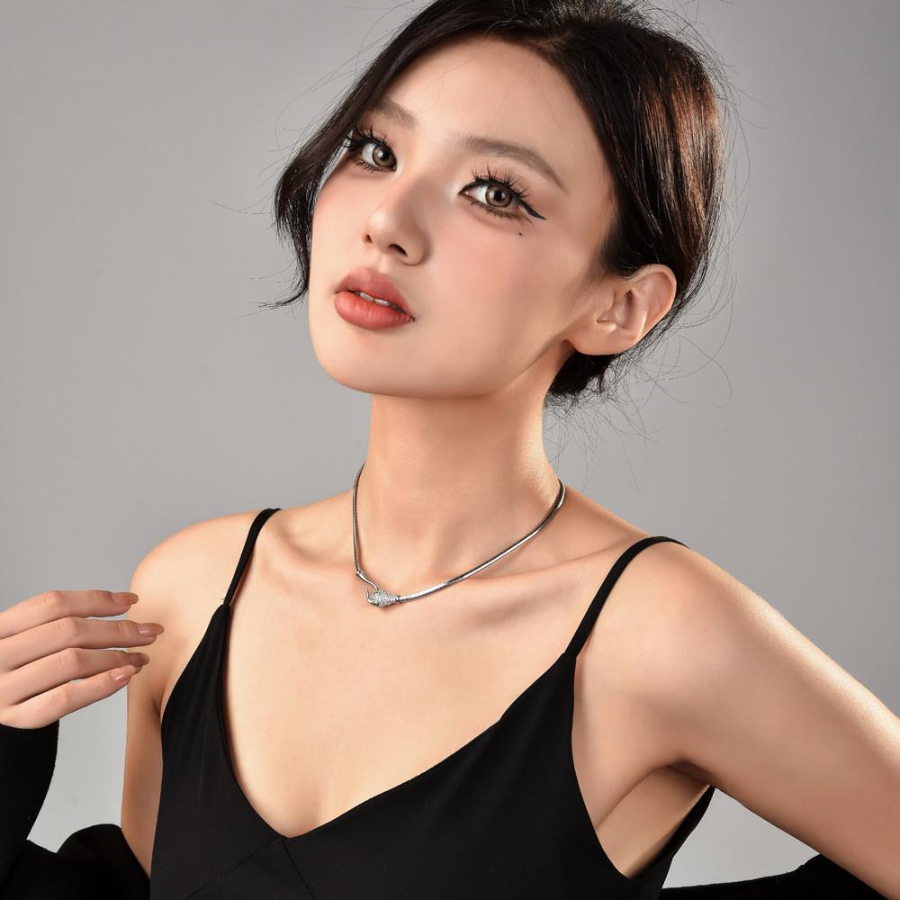 Snake Bone Statement Chain Necklace For Women With Dazzling Rhinestone Accents And Adjustable Length For Personalized Style