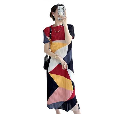 Novo design robusto de verão, de alta qualidade e nicho, vestido de manga curta com contraste de cor geométrica, saia de comprimento médio temperamento feminino