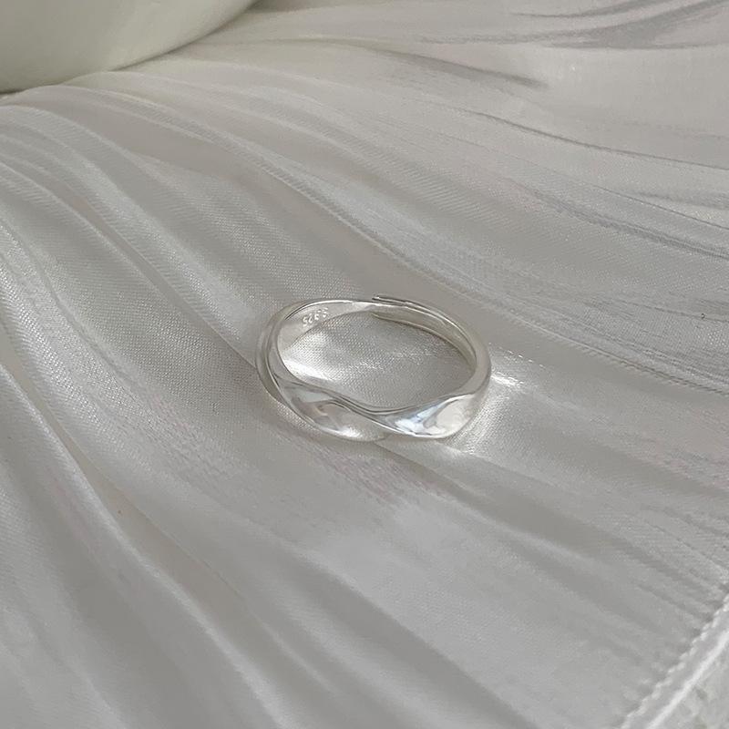 Xiaohongshu 925 Sterling Silver Exaggerated Plain Ring for Women – Simple, Luxurious, High-End Design.