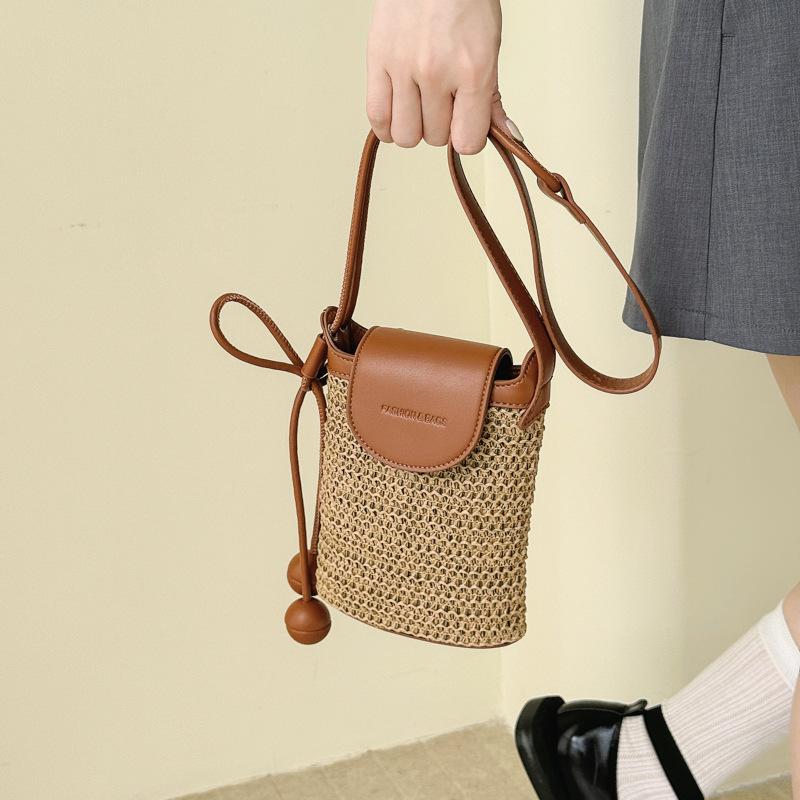 Small Crossbody Bag with Simple and Elegant Style, Suitable for Daily Commuting and Fashionable for Ladies.