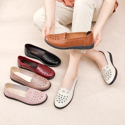 Fashion Hollow Soft Sole Mom's Shoes Sandals Summer Comfort Flat Sole Women's Shoes Hole Leather Shoes Middle and Old Age Shoes 2024