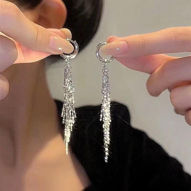 

2024 Trend: Silver Tassel Earrings for Women - Elegant, Versatile & Slimming Design