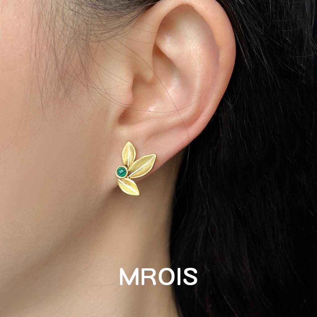 Ohrstecker aus 18 Karat Gold mit matt gebürstetem Blatt - Minimalistisches Design für leichten Luxus