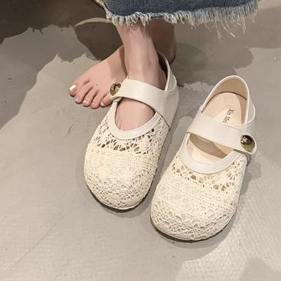 Deux portent des chaussures Mary Jane à semelles épaisses pour femmes, les nouveaux modèles sont beaux, ne fatiguent pas, chaussures simples creuses et respirantes, été