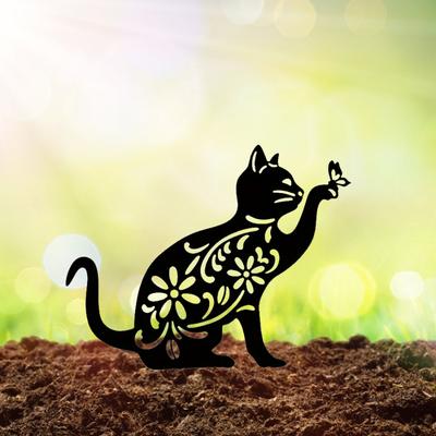Metall Gartenornamente Kreative Farbe Ausgehöhlte Katze. Eine charmante Landschaftsdekoration und ein Steckhandwerk für den Außenhof.