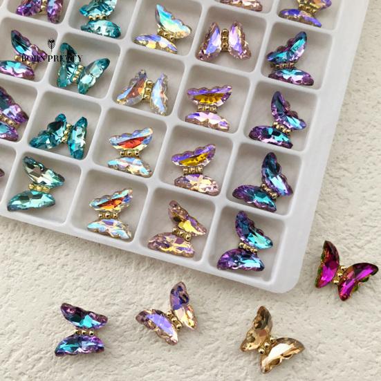 Dobré kouzla na nehty Ozdoby na nehty krásně aplikují jasnou barvu