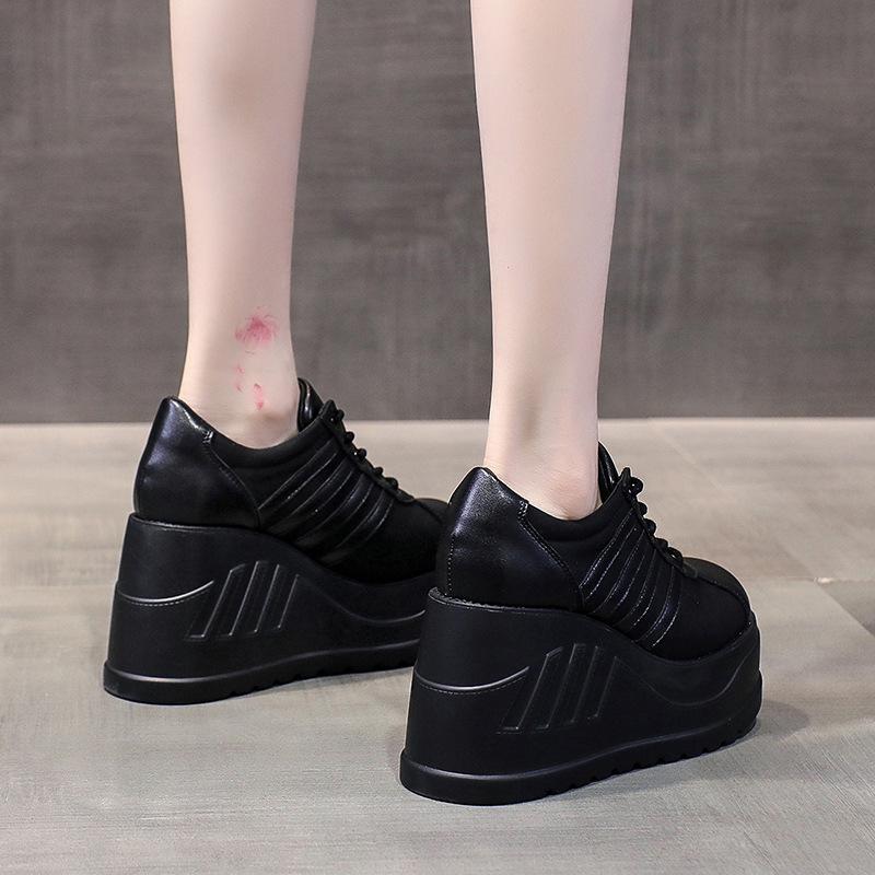 Scarpe con plateau da donna nere grandi zeppe sneakers con tacco alto da 10 cm con lacci alla moda scarpe con tacco gotico per donna punk tennis
