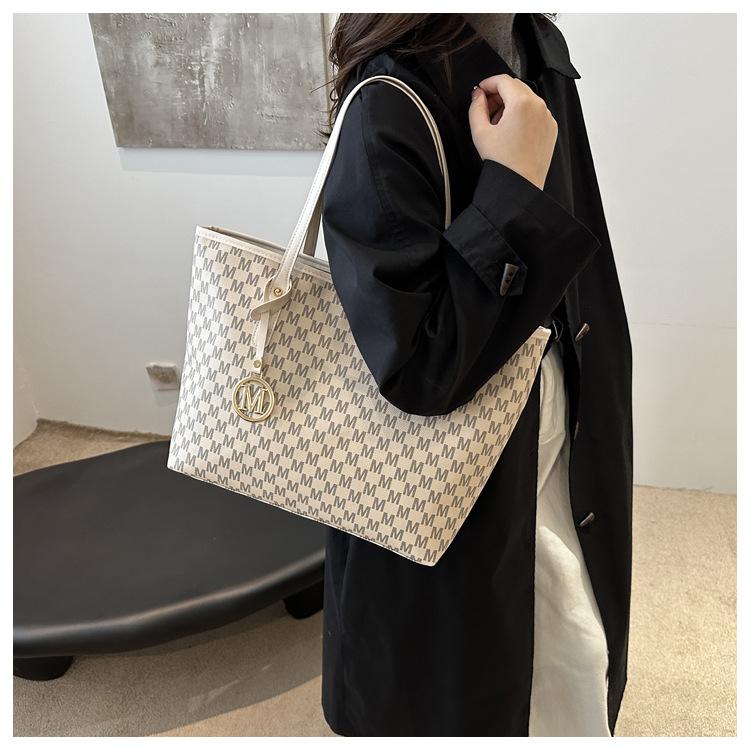 New Large Capacity Commuter Tote Bag Faux Leather Shoulder Handbag for Women Students CLE