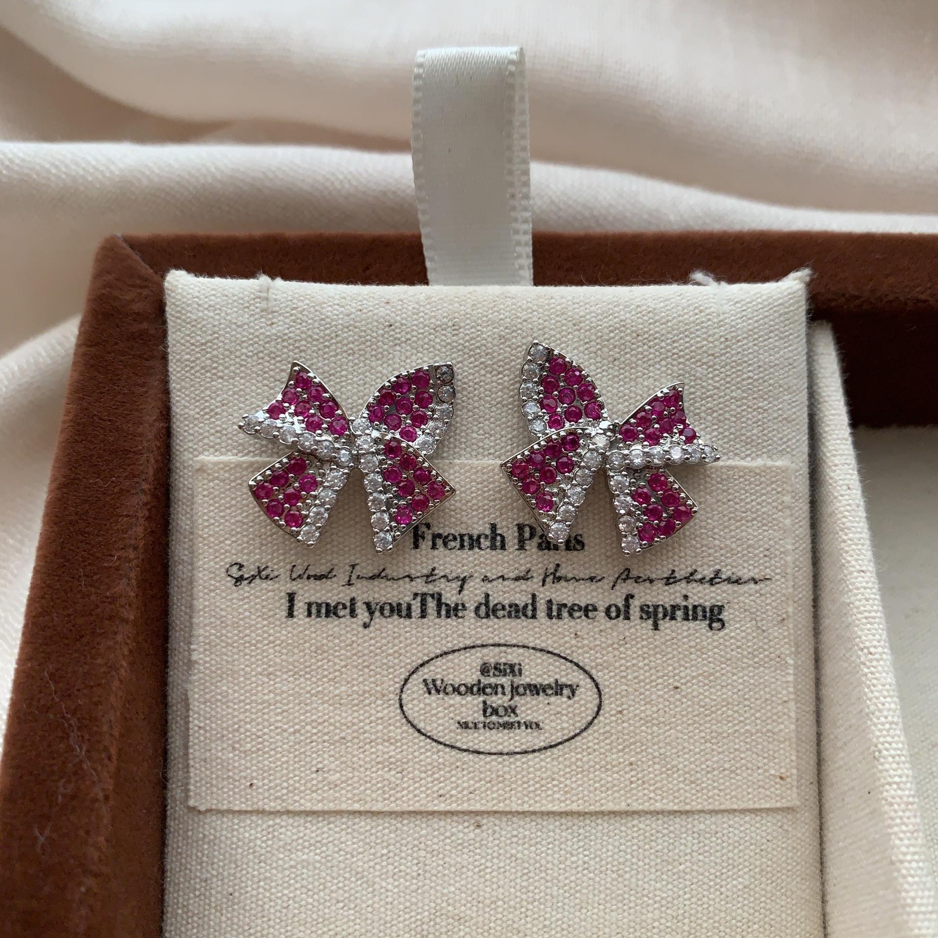 

Elegant and exquisite rhinestone bow stud earrings, bright and shiny light luxury atmosphere, niche noble and fashionable versatile