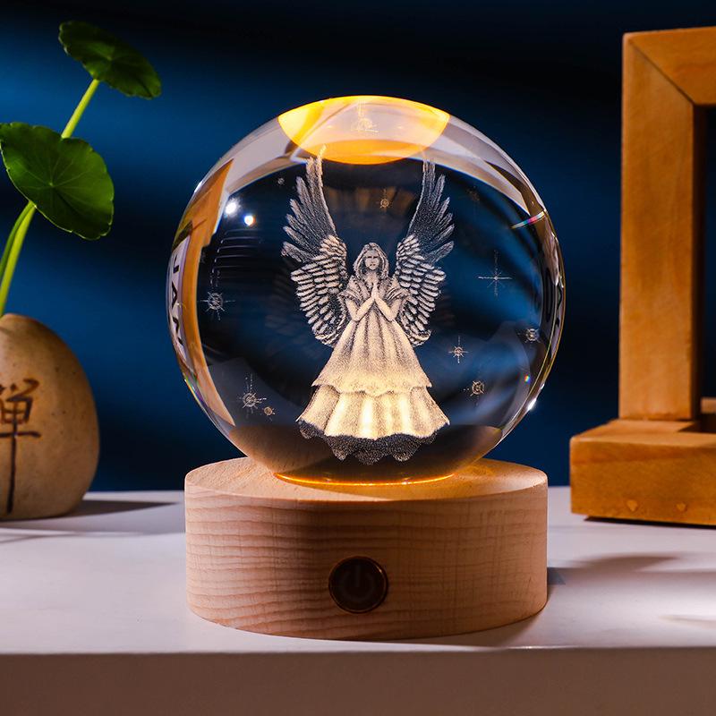 Leuchtende 3D-gravierte Kristallkugel mit Massivholzsockel für die Heimdekoration