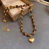 Collana con perle in occhio di tigre placcato oro 18 carati, catena per clavicola di lusso leggero, collana versatile retrò per donna