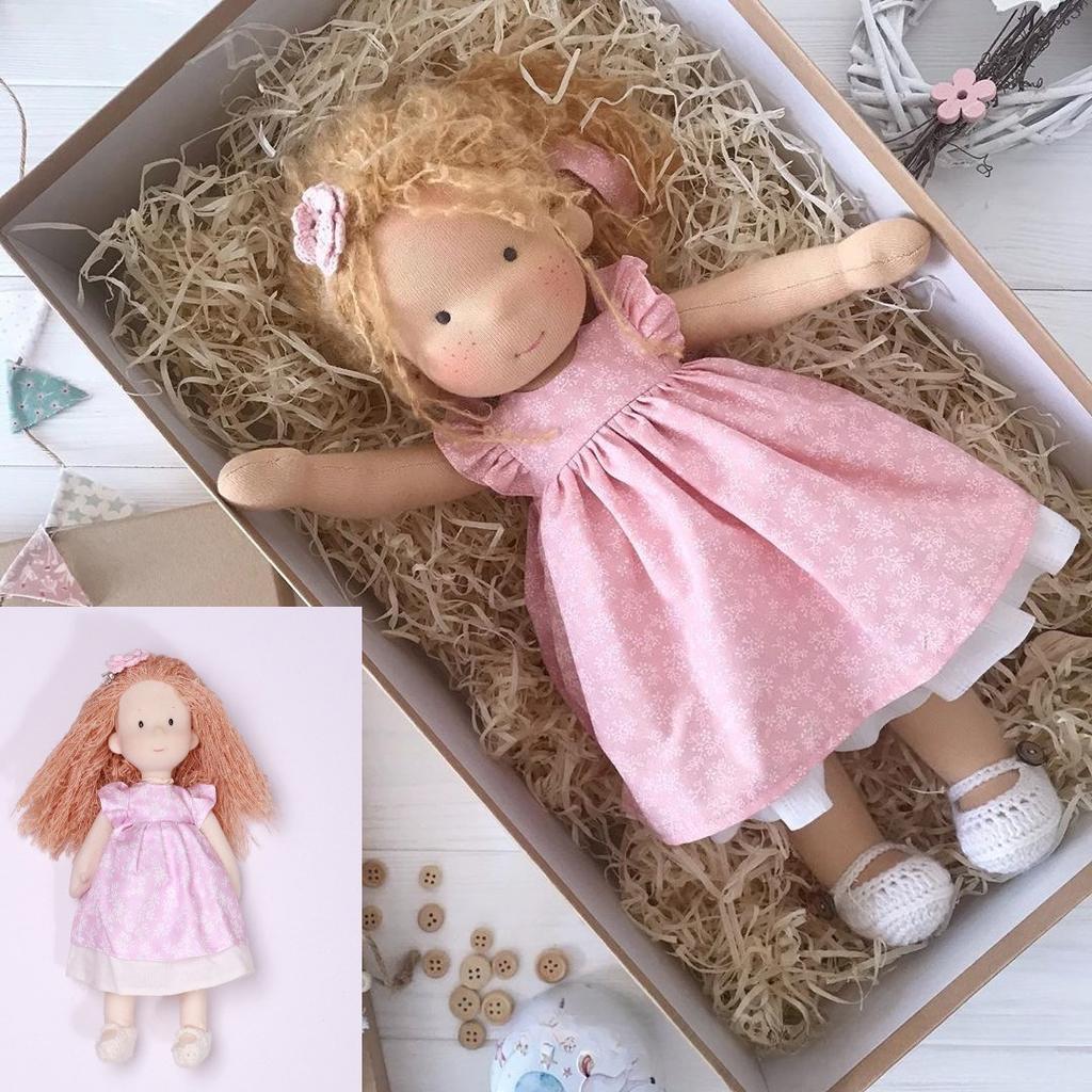 Păpușă Waldorf de 12 inchi, realizată manual, în rochie florală, cu pulover tricotat și eșarfă, cutie cadou pentru fete