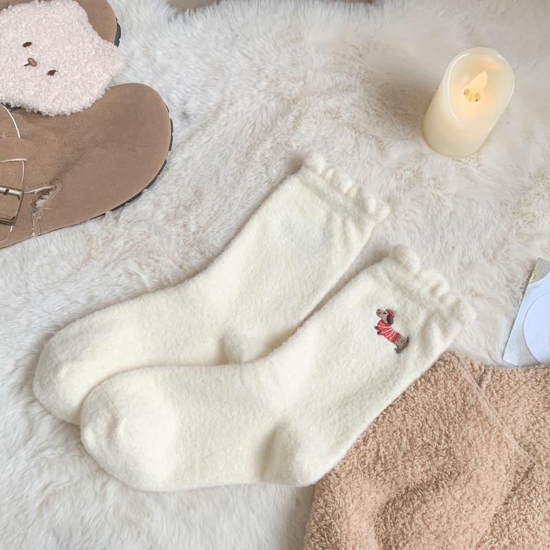 

Женские теплые термоноски средней длины - осень/зима, белое кружево, вышитый рисунок в виде мультяшной сосиски One Size