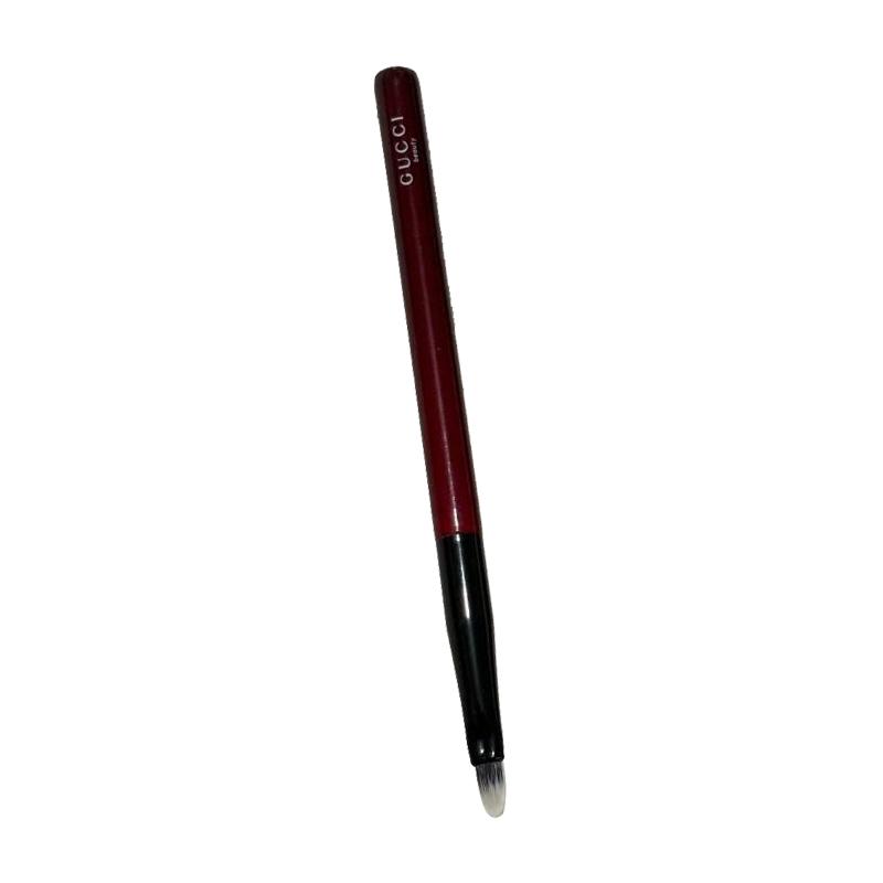 

Gucci Fine Tip Eyeshadow Brush, a gentle and professional makeup tool, precisely creating eye makeup. червоний