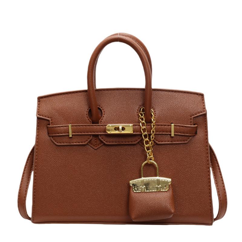 

Женская сумка Новая сумка Универсальная Большая вместимость Женская на плечо Кроссбоди With pendant коричневый