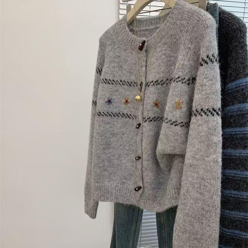 Japanese-Korean Style Jacquard Embroidery Horn Button Sweater - Versatile, Age-Reducing Women's Knit Cardigan for Spring and Autumn.