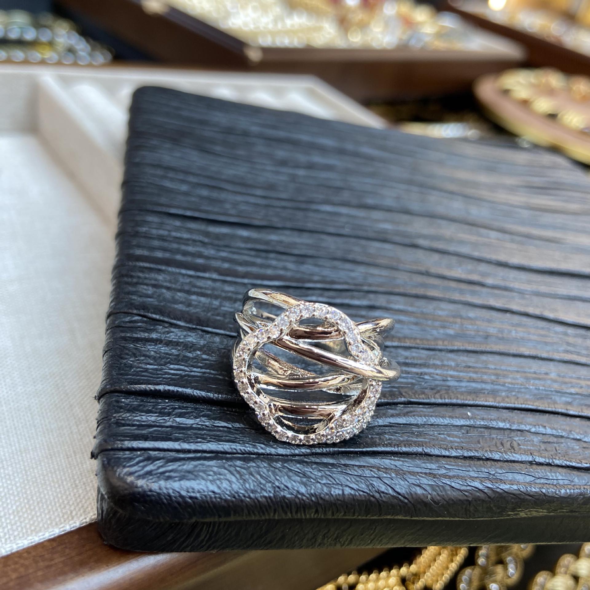 

Шикарное кольцо «Четырехлистный клевер» в стиле легкой роскоши: Многокруговое, крестообразное изделие с микро-вставками из циркона