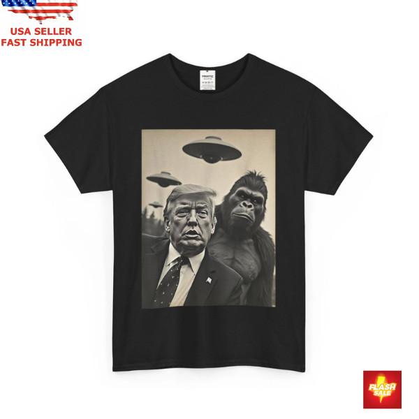 Funny trump bigfoot Selfie with UFOs Weird Alien T-Shirt Unisex T-Shirt M