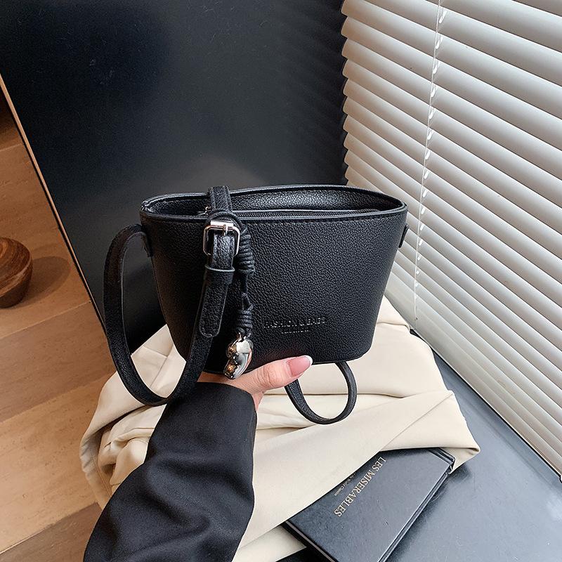 

Маленькая свежая и модная сумка через плечо, сумка-мессенджер, весна 2025, новый тренд, повседневная маленькая квадратная сумка через плечо