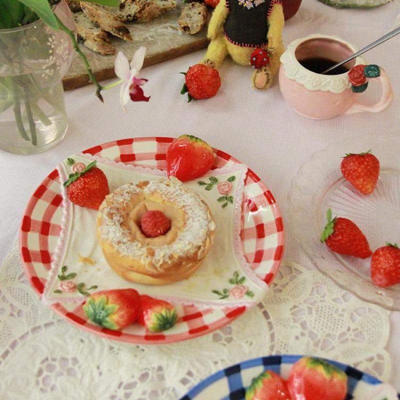 1pc Restaurant Utensils Retro Checkered Three-dimensional Strawberry Ceramic Underglaze Color Plates Dessert Plates Home Gifts