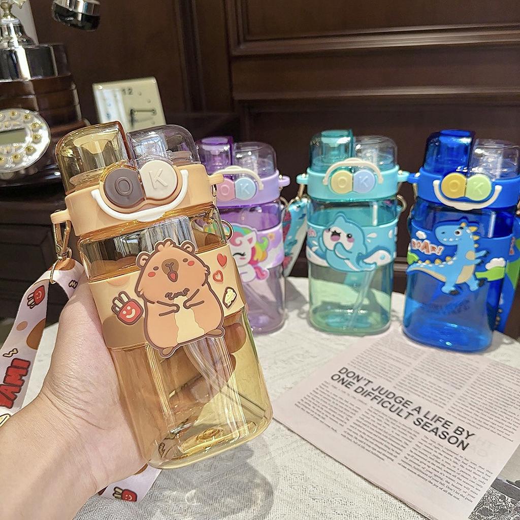 520ml Niedliche Kinderwasserflasche mit Strohhalm und Riemen Outdoor Tragbarer Kunststoff Cartoon Wasserbecher Kinder Camping Wasserflasche